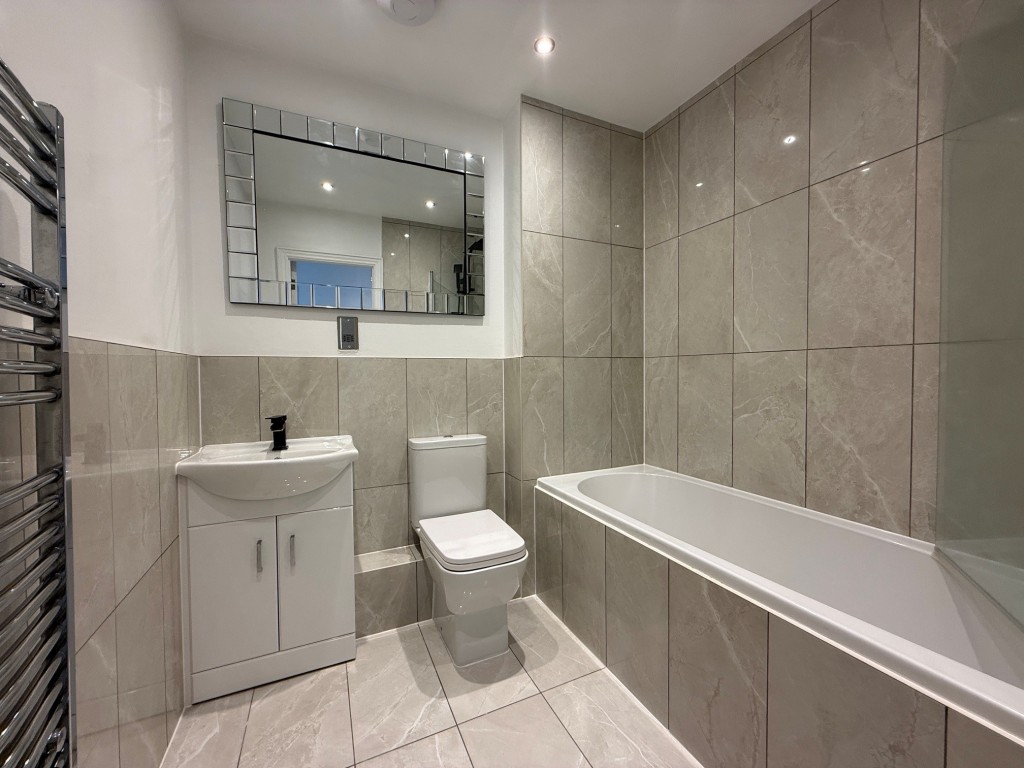 Lot: 64 - THREE-BEDROOM SPLIT LEVEL MAISONETTE - Modern three piece bathroom